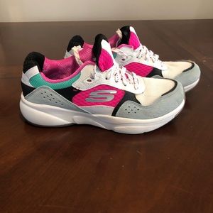 Sketchers tennis shoes